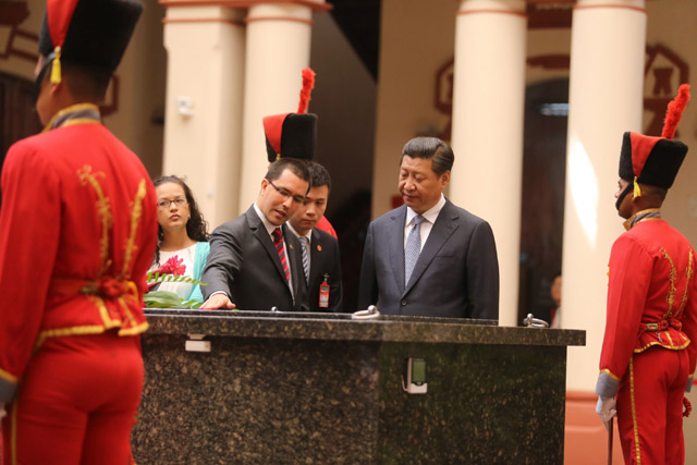 Presidente Xi Jinping llega al Cuartel de la Montaña