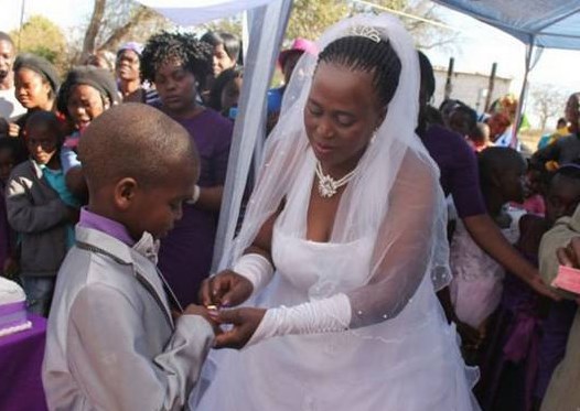 ¿Para el amor no hay edad?: Niño se casa con mujer de 63 años (WTF)