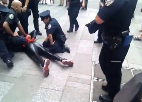 Detienen a un Spider-man en Times Square (Video)