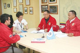 Rodolfo McTurk, al centro y su equipo de trabajo en una foto sin fecha. DIARIO CORREO DEL ORINOCO 