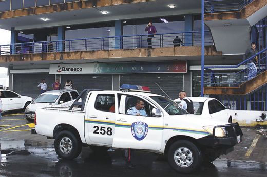 Ladrones y víctima se baten a tiros frente a sede de la Fiscalía