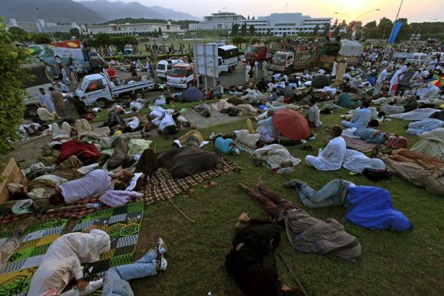 Simpatizantes del clérigo Tahirul Qadri se echan una siesta durante una protesta en Islamabad (Pakistán) (Foto EFE / Bilawal Arbab)