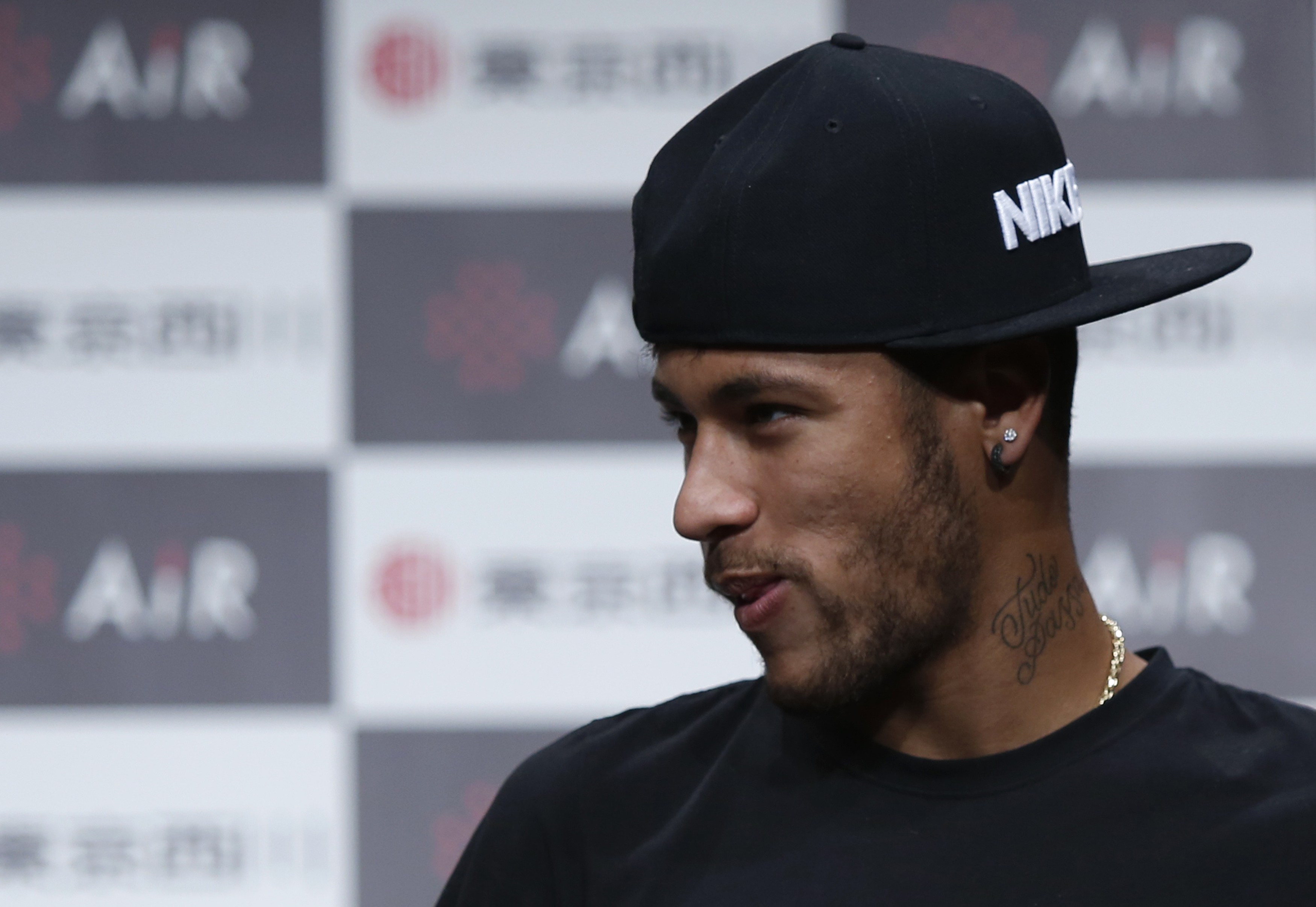 Vea el costoso regalo que lució Neymar este #24D (+OMG +Fotos +Oro +Diamante)