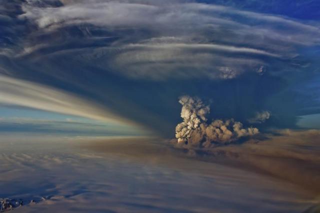 Fotografía de archivo tomada el 21 de mayo de 2011 que muestra la erupción del volcán Grimsvotn en Islandia (Foto EFE / Egill Adalsteinsson)