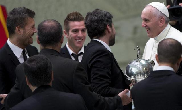 El Papa Francisco recibe la Copa del Campeonato de Argentina de 2014 de los jugadores del equipo de fútbol de Buenos Aires del equipo de San Lorenzo de Almagr (Foto EFE / Claudio Peri)