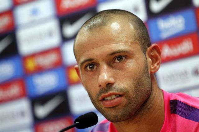 El defensa argentino del FC Barcelona, Javier Mascherano, durante la rueda de prensa que ofreció tras el entrenamiento que realizó la plantilla azulgrana (Fto EFE / Toni Albir)