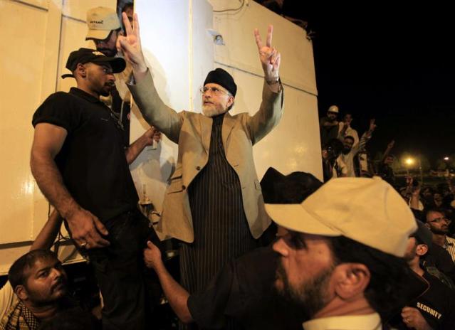  El clérigo Tahirul Qadri se dirige a sus simpatizantes durante una protesta en Islamabad (Pakistán) (Foto EFE / Bilawal Arbab)