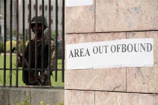 Un soldado hace guardia en la oficina del primer ministro en Islamabad (Pakistán) (Foto EFE)