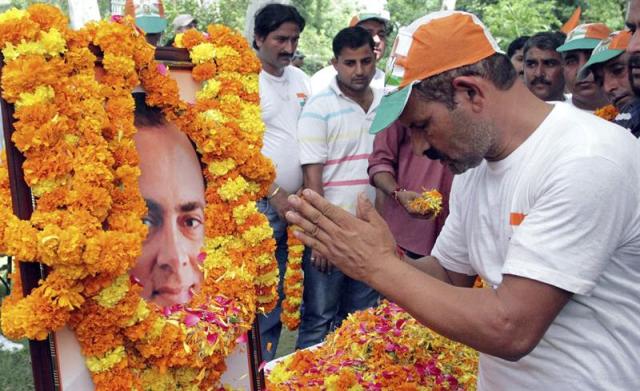 Empleados del Partido del Congreso rinden homenaje al ex primer ministro de India, Rajiv Gandhi (Foto EFE / Jaipal Singh)