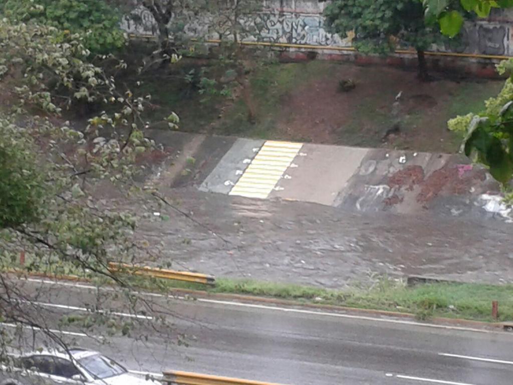 Nivel del río Guaire activa alerta en la Línea de Petare (Foto)