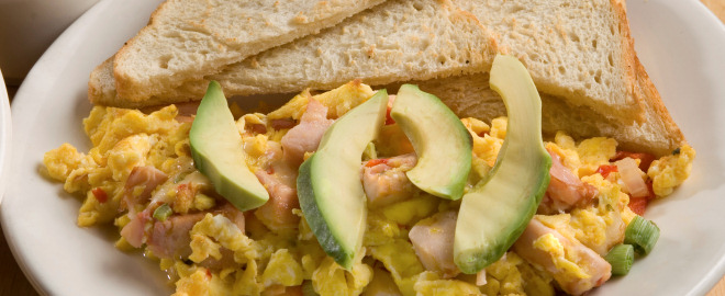 El desayuno perfecto: Huevos revueltos con aguacate