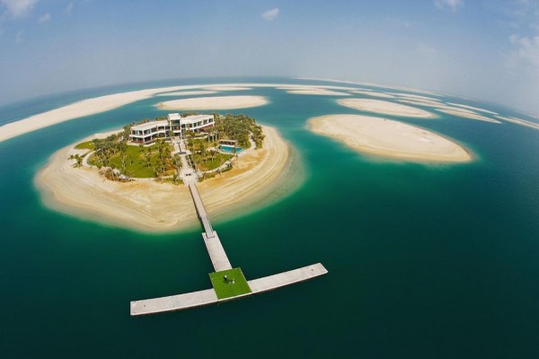 There are three sets of artificial islands dotted with luxury homes in Dubai3