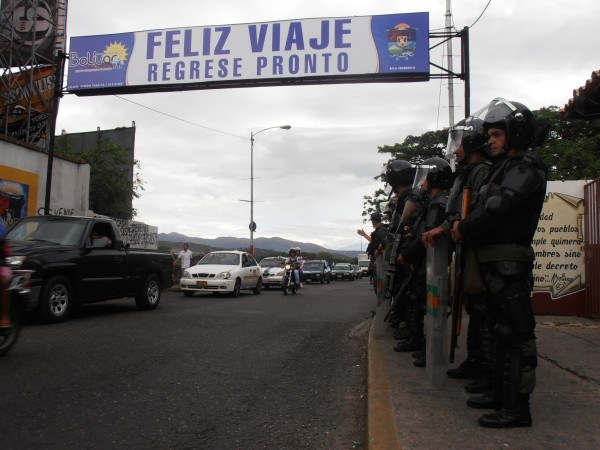 Guardias antimotines vigilan paso fronterizo