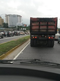 Largas colas por asfaltado en el distribuidor Altamira