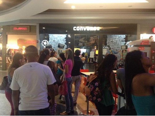 Volvieron las colas a las tiendas de los centros comerciales… esta vez le tocó a Converse (Foto)