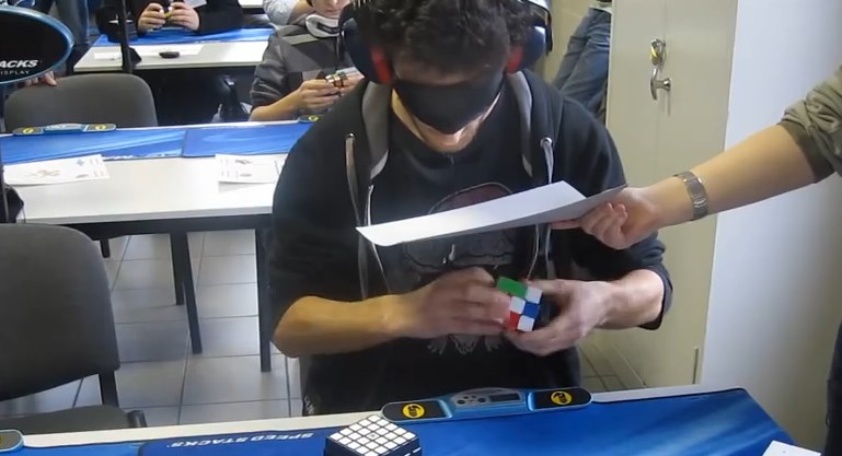 ¡Increíble! Joven arma el Cubo de Rubik con los ojos vendados y en segundos (Video)