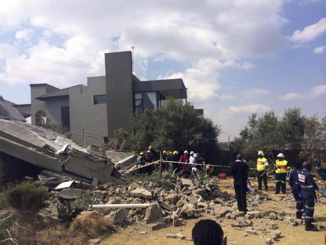 Fotografía facilitada por los servicios de emergencia sudafricanos (EMS) hoy, martes 19 de agosto de 2014, en la que aparecen algunos miembros de los servicios de emergencia mientras buscan los cuerpos de los trabajadores que se encontraban en el edificio que estaban reformando en Bassonia, en el sur de Johannesburgo (Sudáfrica), ayer. Ocho trabajadores murieron ayer al derrumbarse el edificio, mientras los servicios de emergencia continúan buscando más heridos. Aunque todavía se desconoce el número de personas que trabajaban en el edificio en el momento del accidente, algunas fuentes señalaron que podrían haber hasta 25 trabajadores. EFE/EMS