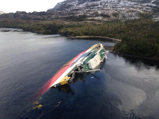 Fotografía cedida por la Armada de Chile donde se ve un ferri que encalló tras sufrir un fuerte avería por un golpe en su casco  en el sector del Paso Kirke, a 50 kilómetros de Puerto Natales y a más de 3.000 kilómetros al sur de Santiago de Chile (Chile). Al menos cuatro buques de la Armada chilena navegan esta tarde hasta el estrecho de Magallanes donde un ferri sufrió un fuerte golpe en su casco lo que provocó una avería y encalló en el lugar sin que se registrarán desgracias personales. EFE/ARMADA DE CHILE