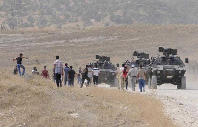 Fuerzas de seguridad turcas se desplazan en vehículos blindados durante una protesta en contra de la dstrucción de la estatua de uno de los fundadores de la guerrilla kurda del PKK, en Diyarbakir, Turquía. EFE