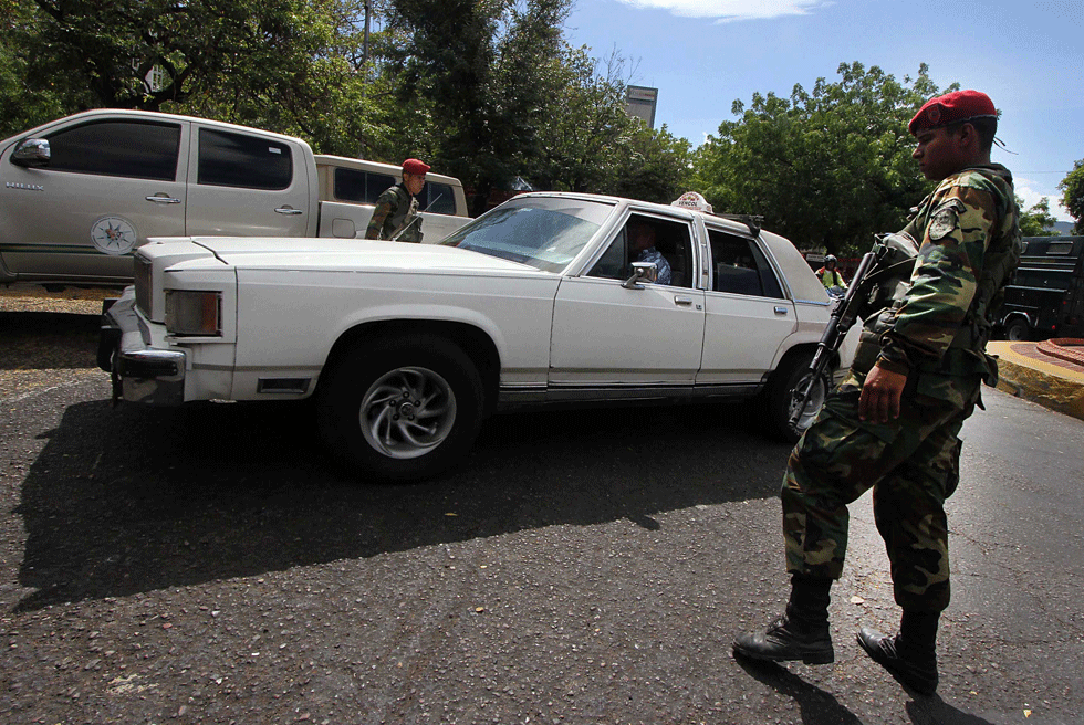 El contrabando burla el cierre de la frontera entre Venezuela y Colombia