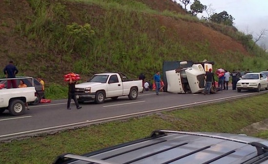 Colapso TOTAL en la ARC por gandola volcada (Fotos)