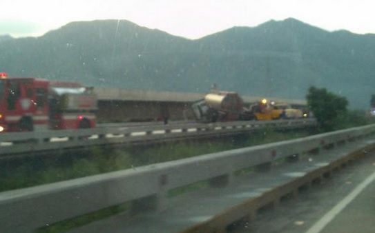 Gandola se volcó en el viaducto La Cabrera (Fotos)