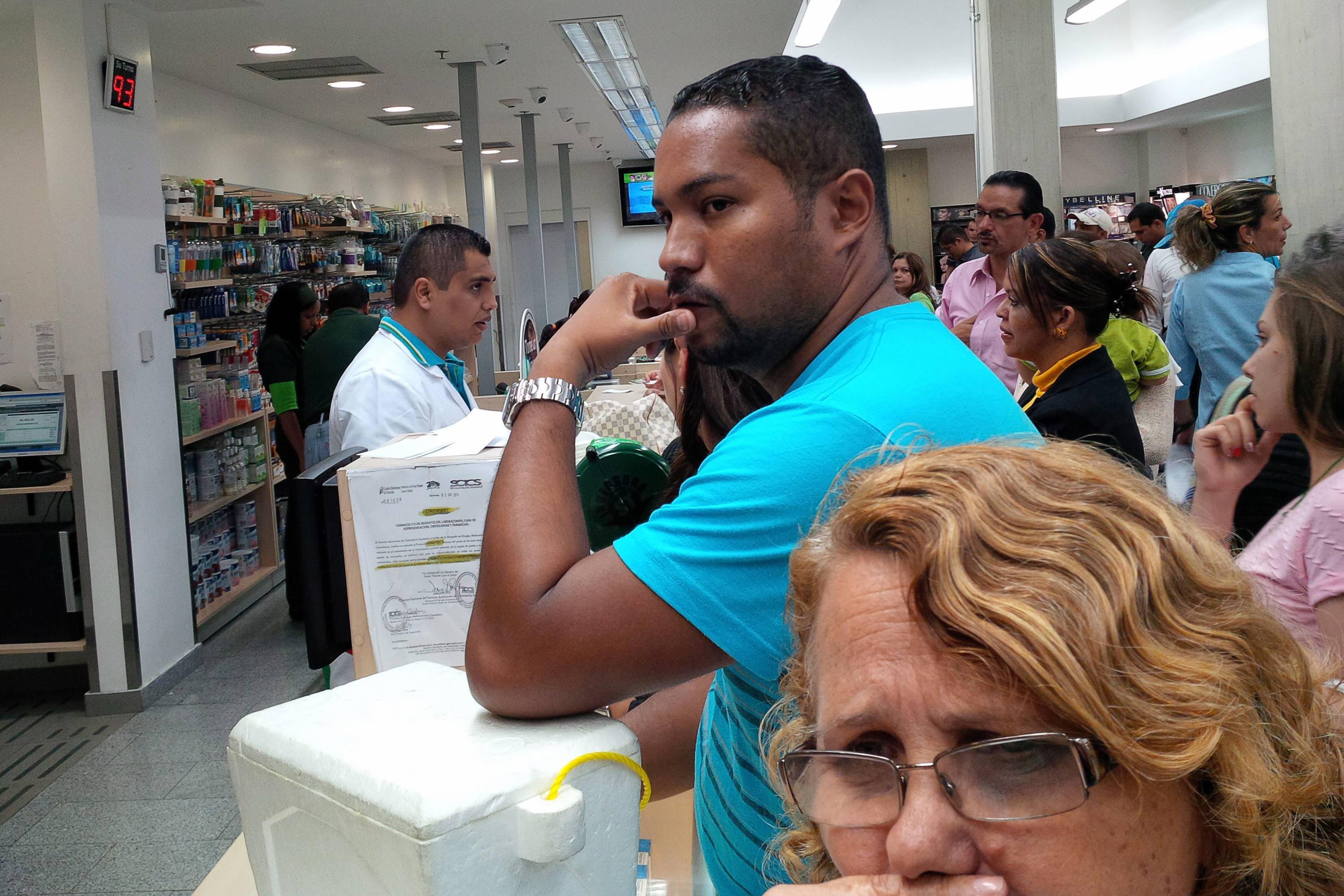 La escasez en las farmacias agudiza el ingenio de los venezolanos