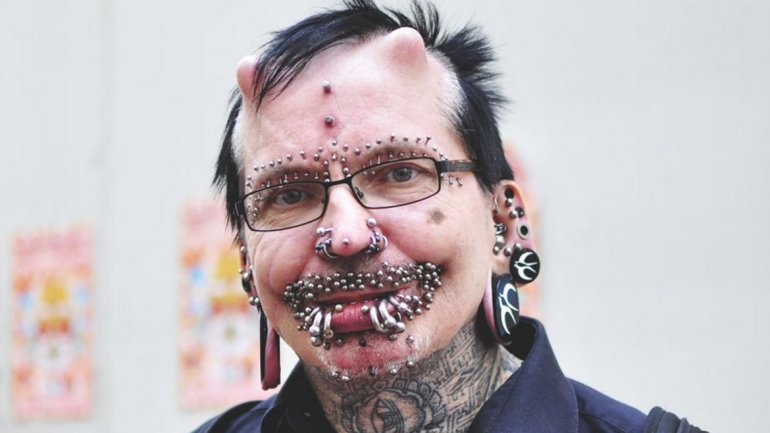 Dubái niega entrada al hombre con más piercings en el mundo