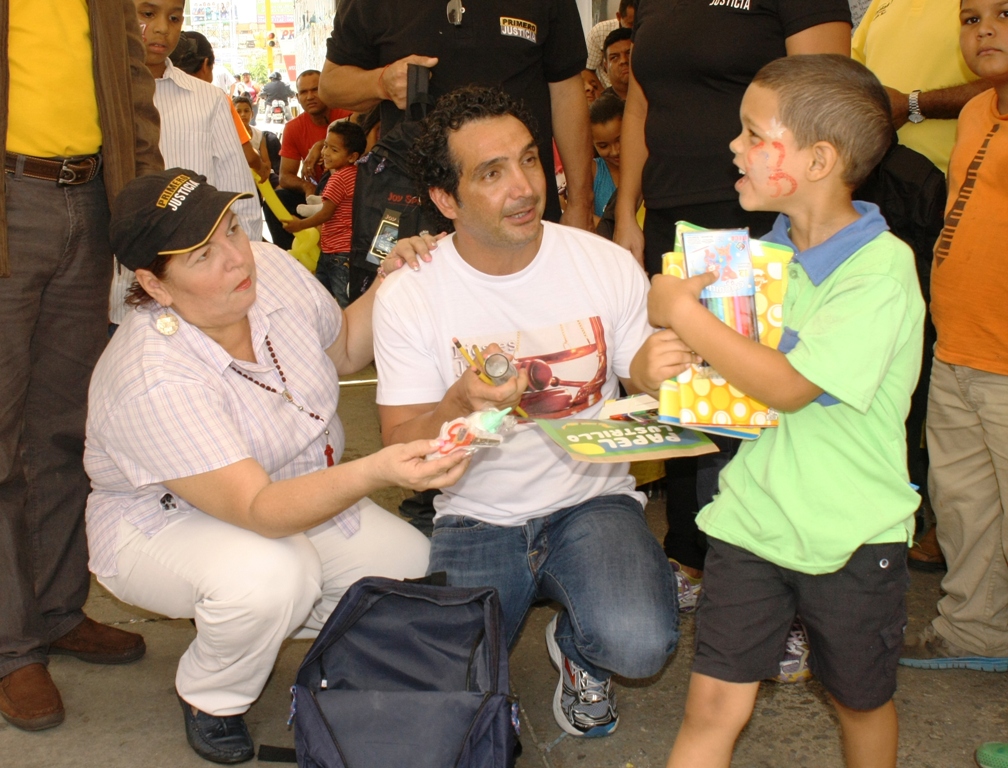 Richard Mardo por octavo año consecutivo entregó bolsos escolares a niños de la entidad