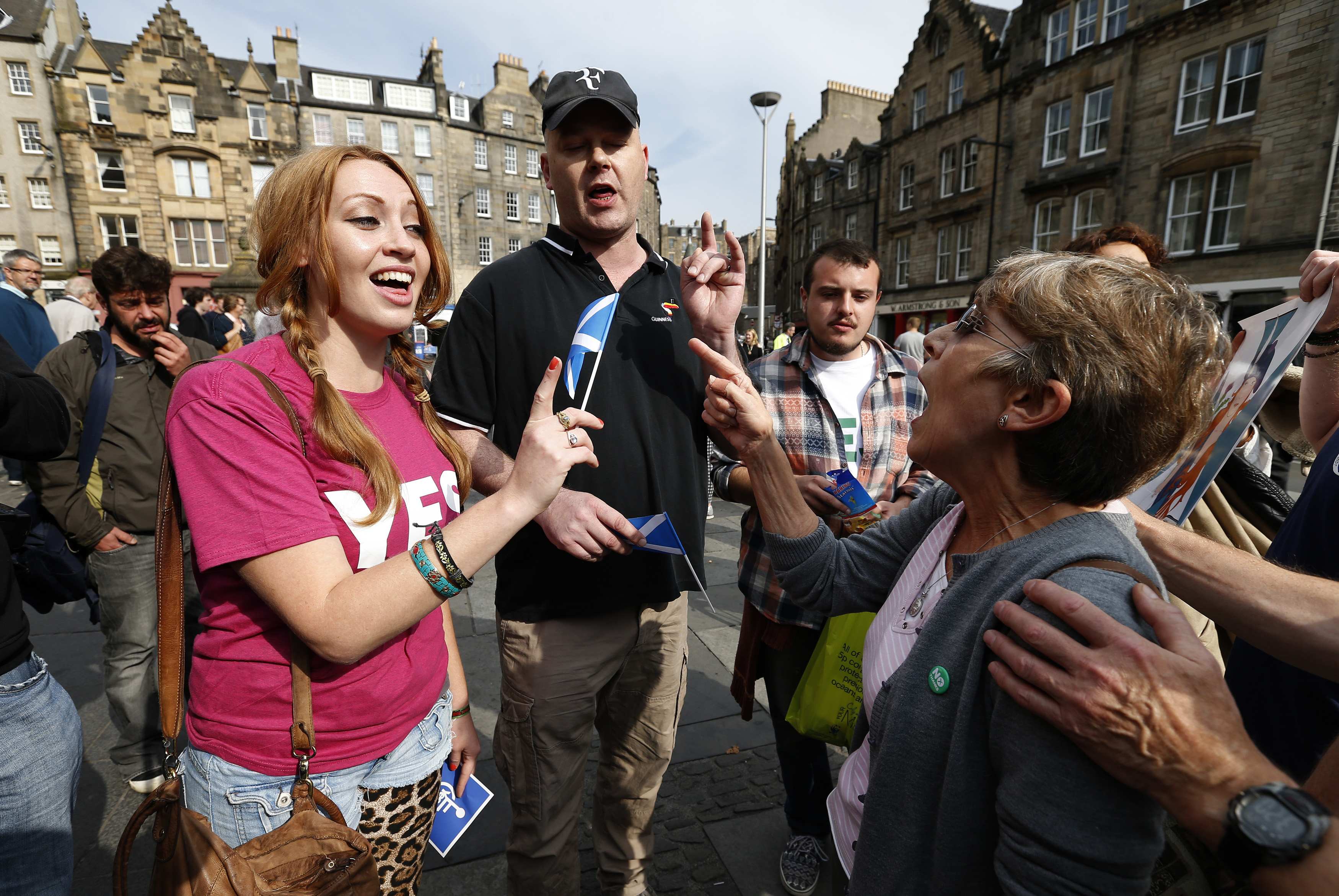 Londres quema sus últimos cartuchos en la batalla de Escocia