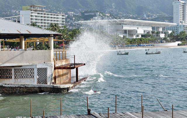 Olas golpean la costa de Acapulco, México, mientras el huracán Odile avanza sobre el mar