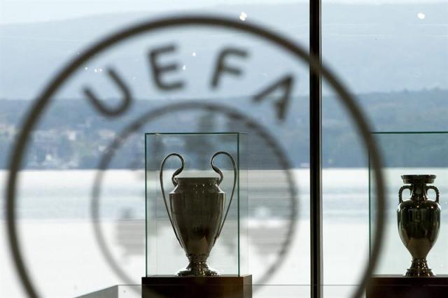 Vista del trofeo de la Liga de Campeones (i) y el trofeo Henri Delaunay (d) son fotografiados en la sede de la UEFA en Nyon (Suiza).EFE