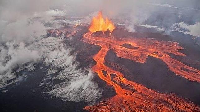 Captan el momento cuando un volcán en Islandia forma un poderoso tornado (Video)