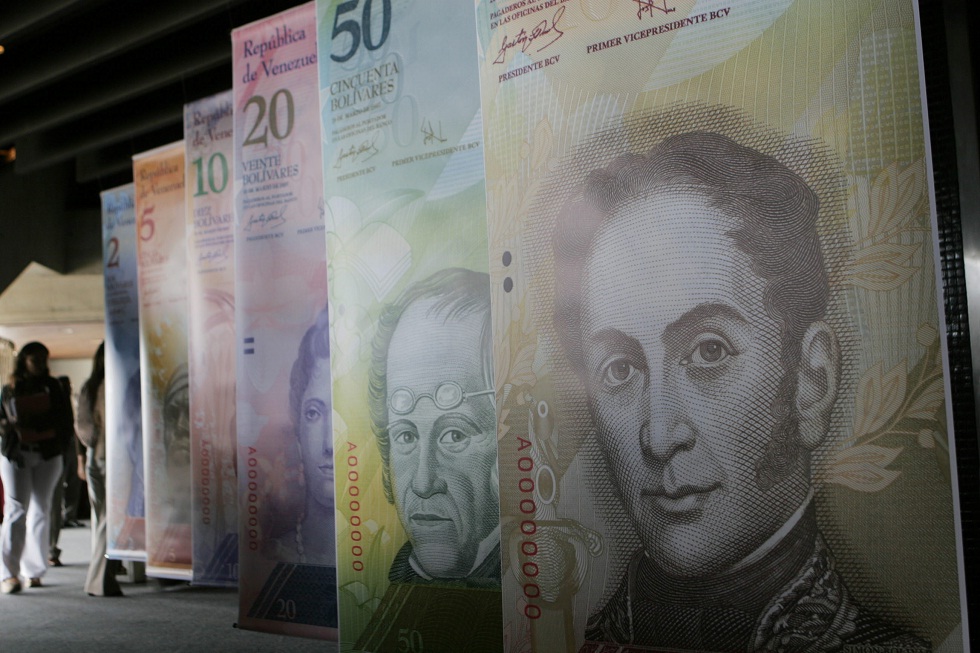 El nuevo mínimo del bolívar marca un hito en la caída económica de Venezuela