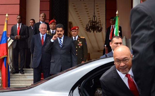 El Presidente de Suriname Desi Bouterse a su llegada a Miraflores recibido por Maduro y Ramírez en ocasión a la Cumbre Unasur en Caracas / Foto TeleSur 