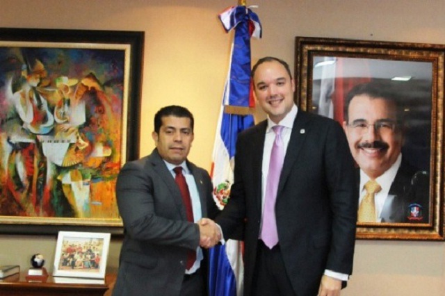 El embjador de Venezuela en RD Alberto Castelar con el ministro de Industria y Comercio de RD José del Castillo / Foto 7dias