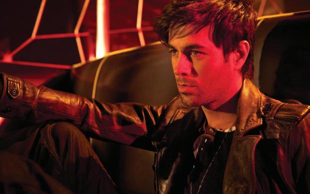 Mira lo rico que se mueve Enrique Iglesias en sus conciertos (Video)