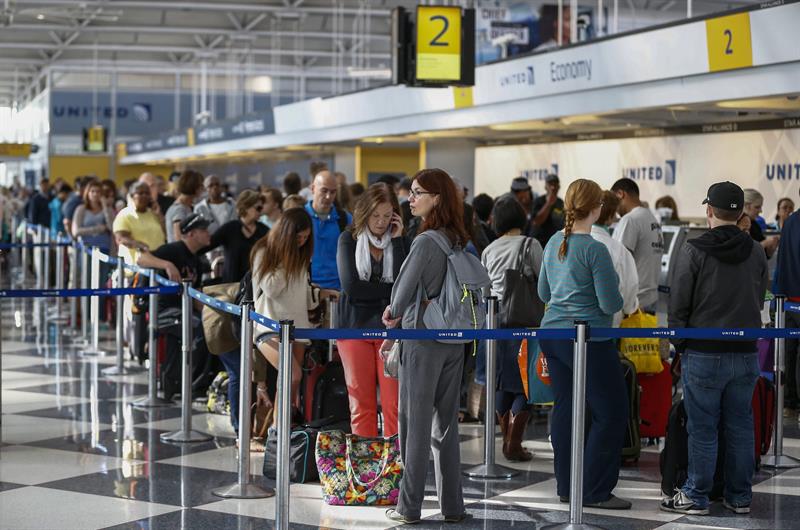 Aeropuertos de Chicago recuperan tres cuartos de tráfico aéreo tras incidente