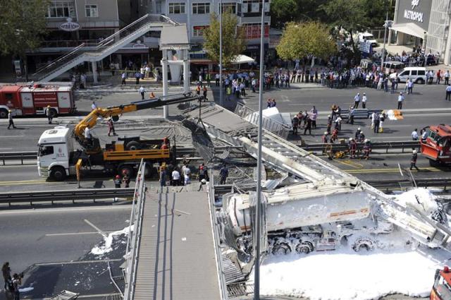 Miembros de los servicios de rescate trabajan en el lugar del derrumbamiento de un puente peatonal tras ser golpeado por un camión cisterna en una autovía principal de Estambul (Turquía), hoy, miércoles 3 de septiembre de 2014. Según medios locales, dos personas murieron y otras resultaron heridas en el incidente. EFE/Str