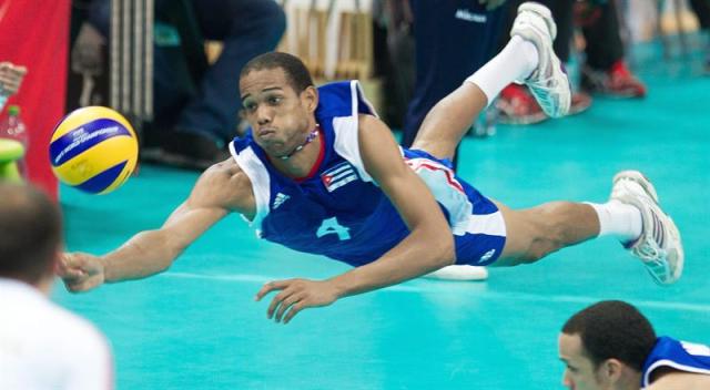 El cubano Javier Ernest Jiménez Scull golpea la bola durante el partido del grupo B del Campeonato del mundo masculino de voleibol disputado entre Cuba y Alemania, en Katowice (Polonia), hoy, miércoles 3 de septiembre de 2014. EFE/Andrzej Grygiel 