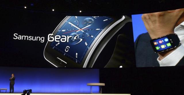 El presidente de Samsung Mobile, DJ Lee, muestra el rejoj inteligente Samsung "Gear S" durante la primera jornada de puertas abiertas a la prensa de la Feria Internacional de Electrónica de Consumo (IFA) en Berlín, Alemania, hoy, miércoles 3 de septiembre de 2014. La presente edición de la feria se celebra del 5 al 10 de septiembre. EFE/Rainer Jensen