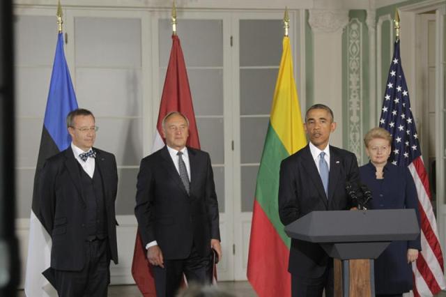 Imagen cedida por la oficina de prensa de la presidencia letona del presidente estadounidense, Barack Obama (2d), junto a su colega estonio, Toomas Hendrik Ilves (izda), el letón Andris Berzins (2i), y la lituana Dalia Grybauskaite, durante la rueda de prensa ofrecida tras la reunión mantenida en Tallin, Estonia, el 3 de septiembre del 2014. Obama llegó hoy a Tallin en una visita con el foco puesto en el conflicto en Ucrania y de la que las tres antiguas repúblicas soviéticas del Báltico -Estonia, Letonia y Lituania, todas ellas miembros de la OTAN- esperan un reforzamiento de su seguridad. EFE/Toms Kalnins