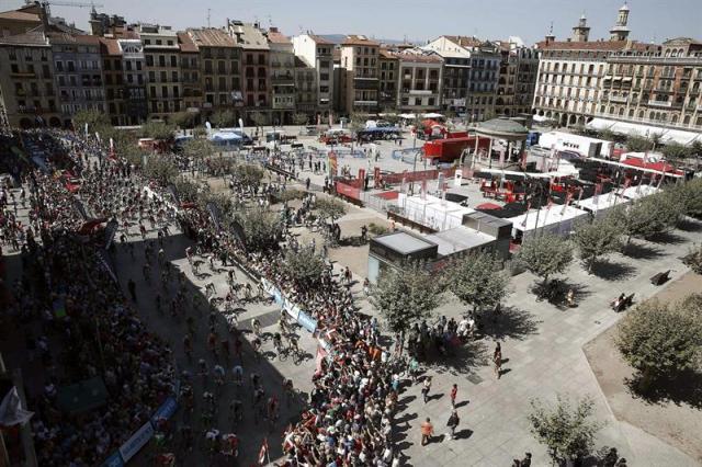 Vista general de la Plaza del Castillo de Pamplona con el pelotón a punto de comenzar la decimo primera etapa de la Vuelta Ciclista a España que con un recorrido de 151 kilómetros tiene su inicio en Pamplona y termina en el Santuario de San Miguel de Aralar. EFE/Jesús Diges