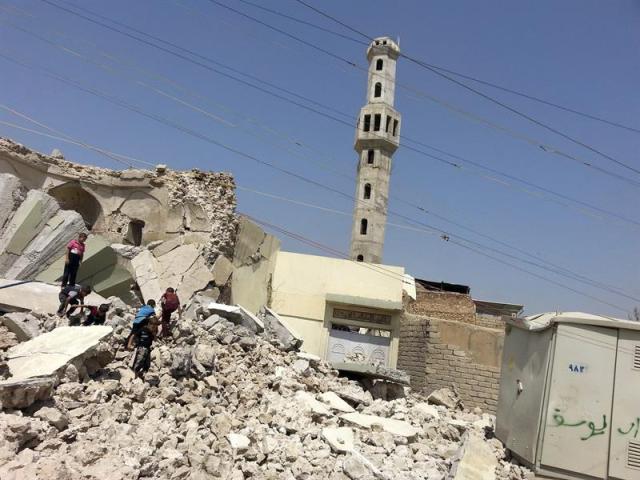 Niños iraquíes caminan entre los escombros del sepulcro del clérigo Sufi en Mosul, norte de Irak, el 3 de septiembre del 2014. La aviación militar intensificó hoy sus bombardeos en Irak sobre las posiciones del Estado Islámico (EI) en la ciudad de Mosul, la segunda mayor de Irak, para tratar de arrebatarla a los yihadistas, que la controlan desde el pasado 10 de junio. EFE/Str