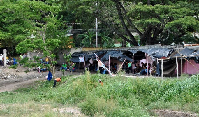 Motorizados introdujeron niños para tomar terrenos de La Pastoreña