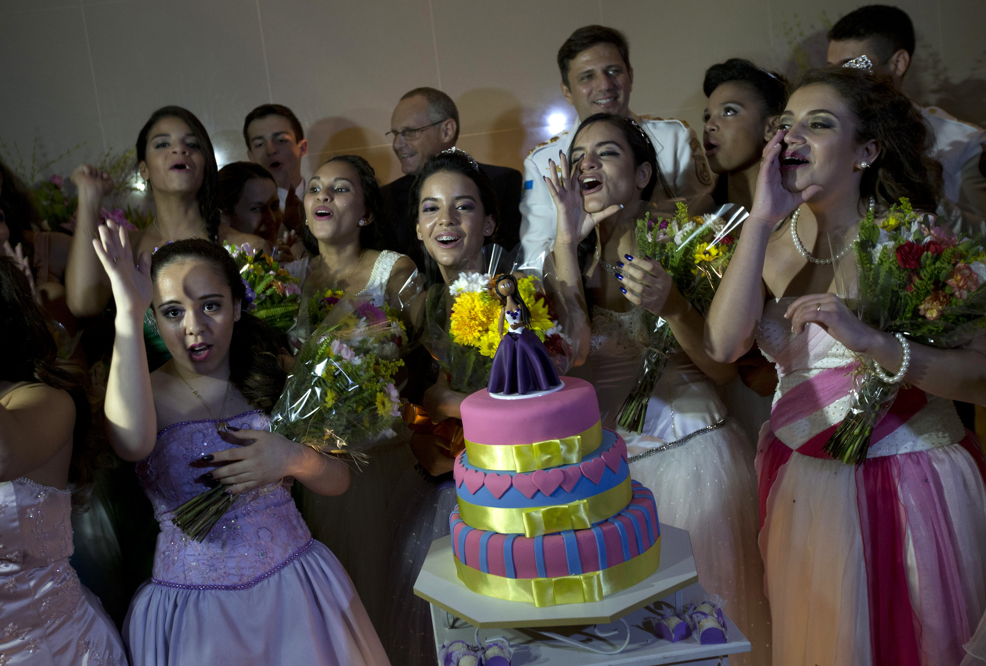 Adolescentes de una favela en Brasil celebraron sus 15 como un cuento de hadas (Fotos)