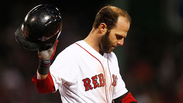 Dustin Pedroia será operado y jugará nuevamente en 2015