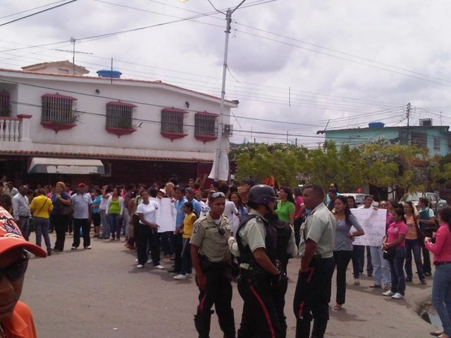 Protestaron en Puerto La Cruz por deficiencias en plantel educativo de la zona