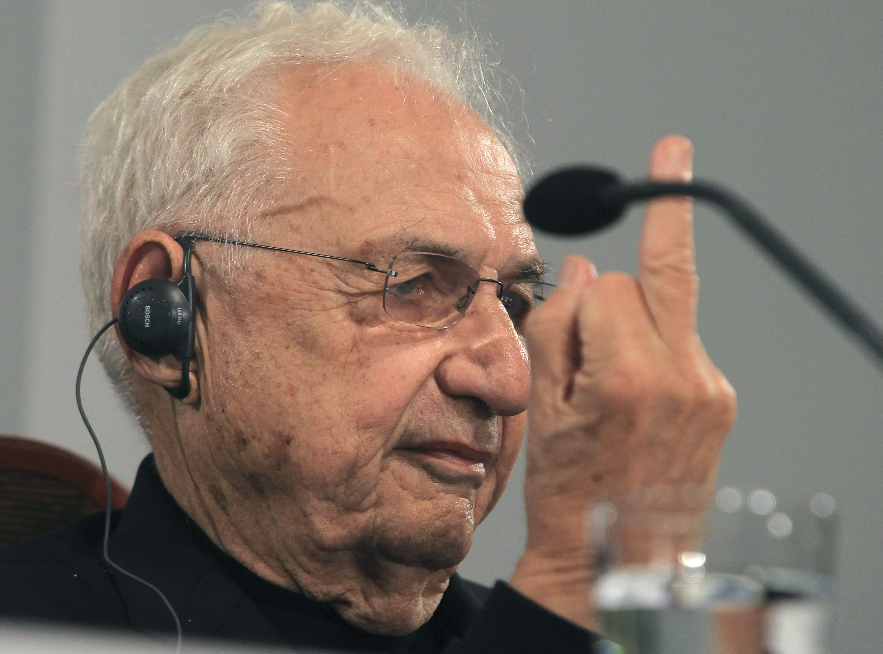 El arquitecto Gehry le “pintó una paloma” a periodista (Foto)