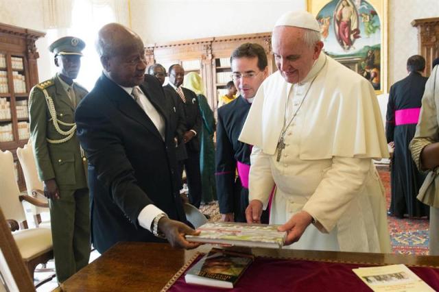  El papa Francisco (dcha) recibe en audiencia al presidente de Uganda, Yoweri Kaguta Museveni en el Vaticano. EFE